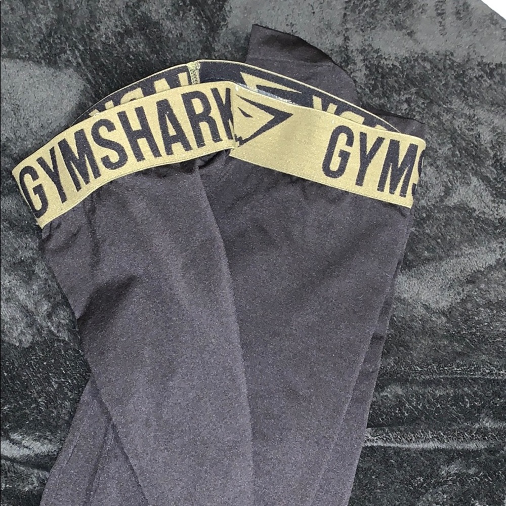 Gym shark leggings